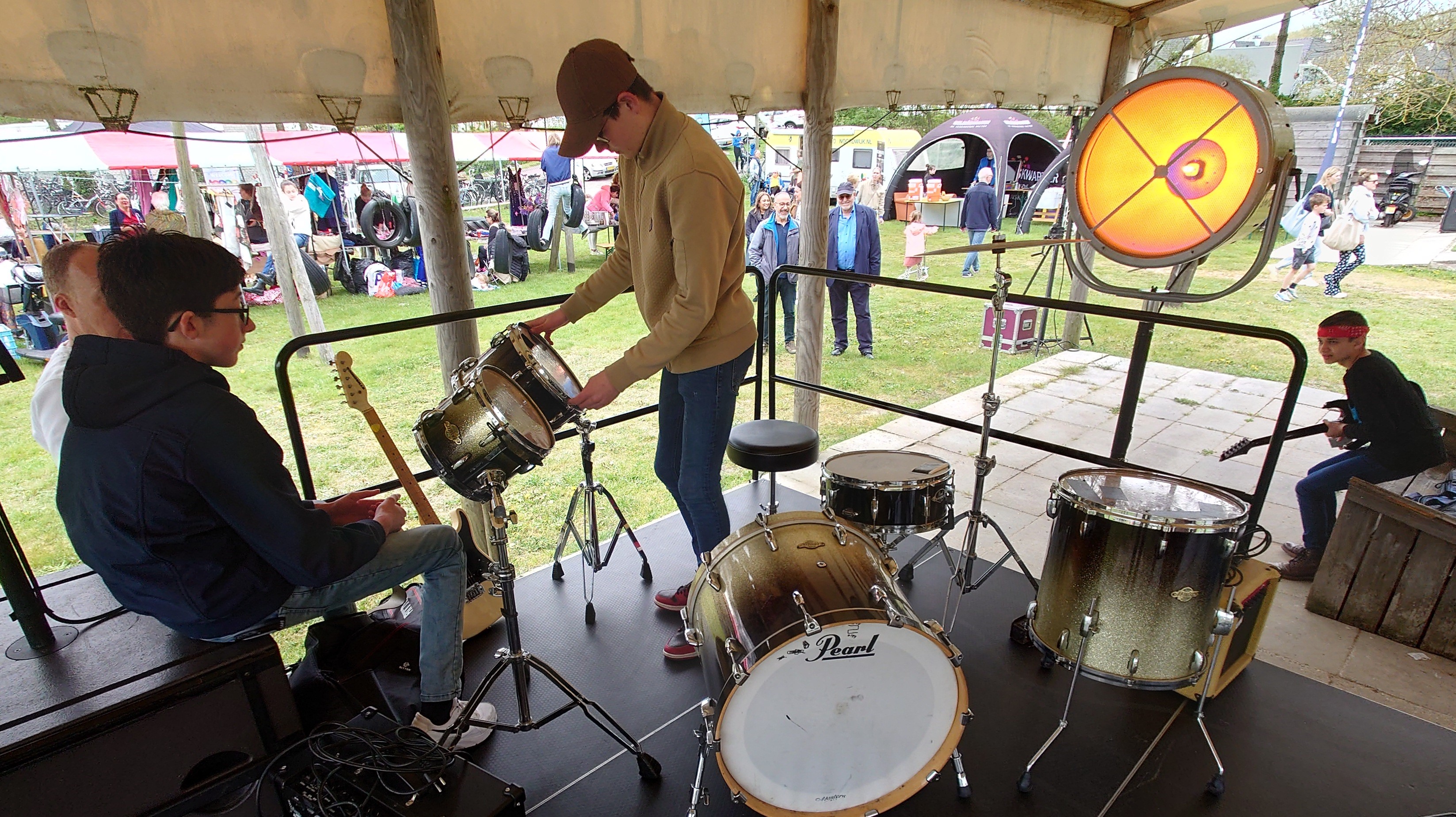 Bram zet het drumstel in elkaar
