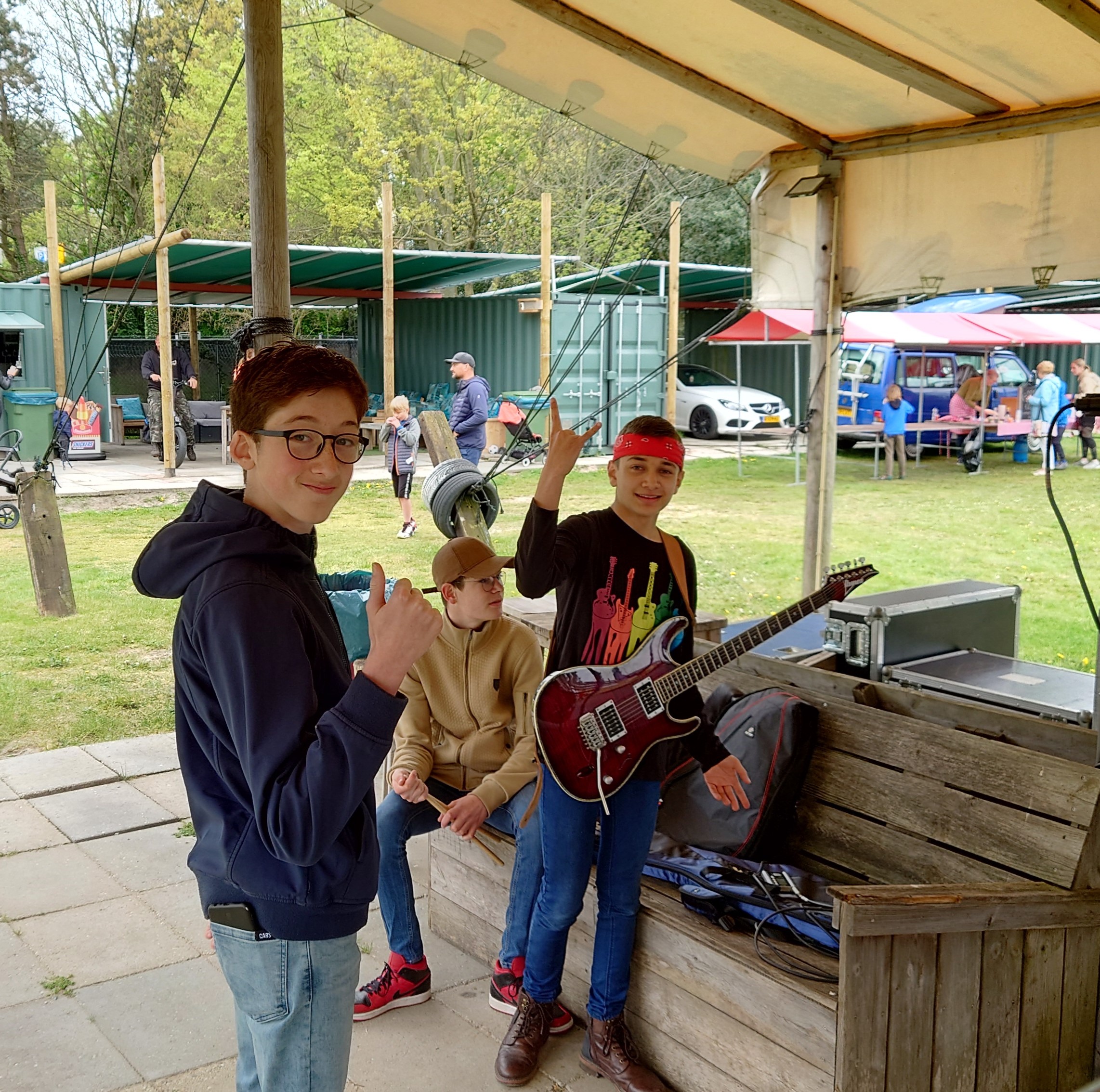 De bandleden net voordat Max zijn gitaar begon te stemmen