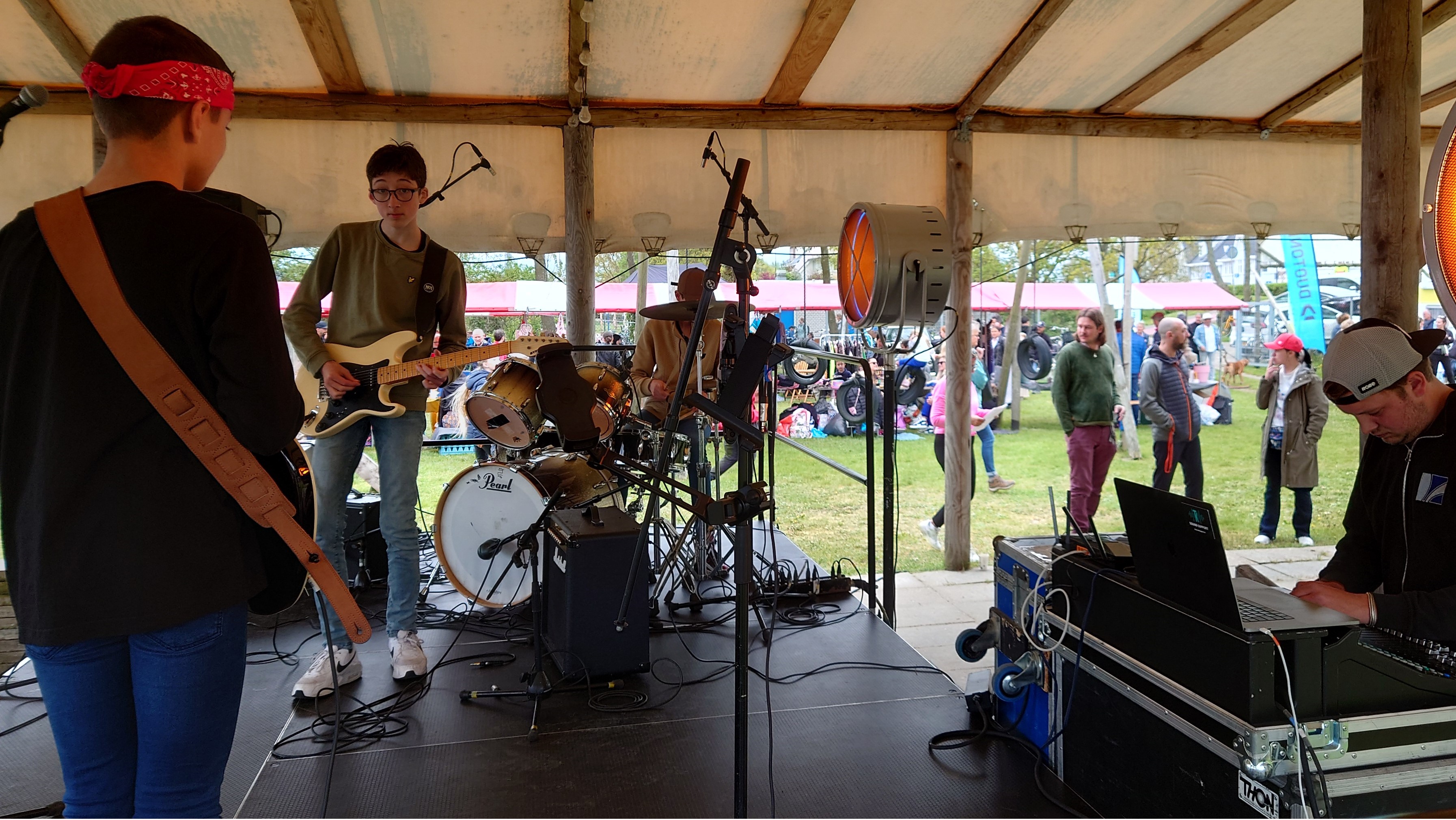 De uitgebreide soundcheck voorafgaand aan de set